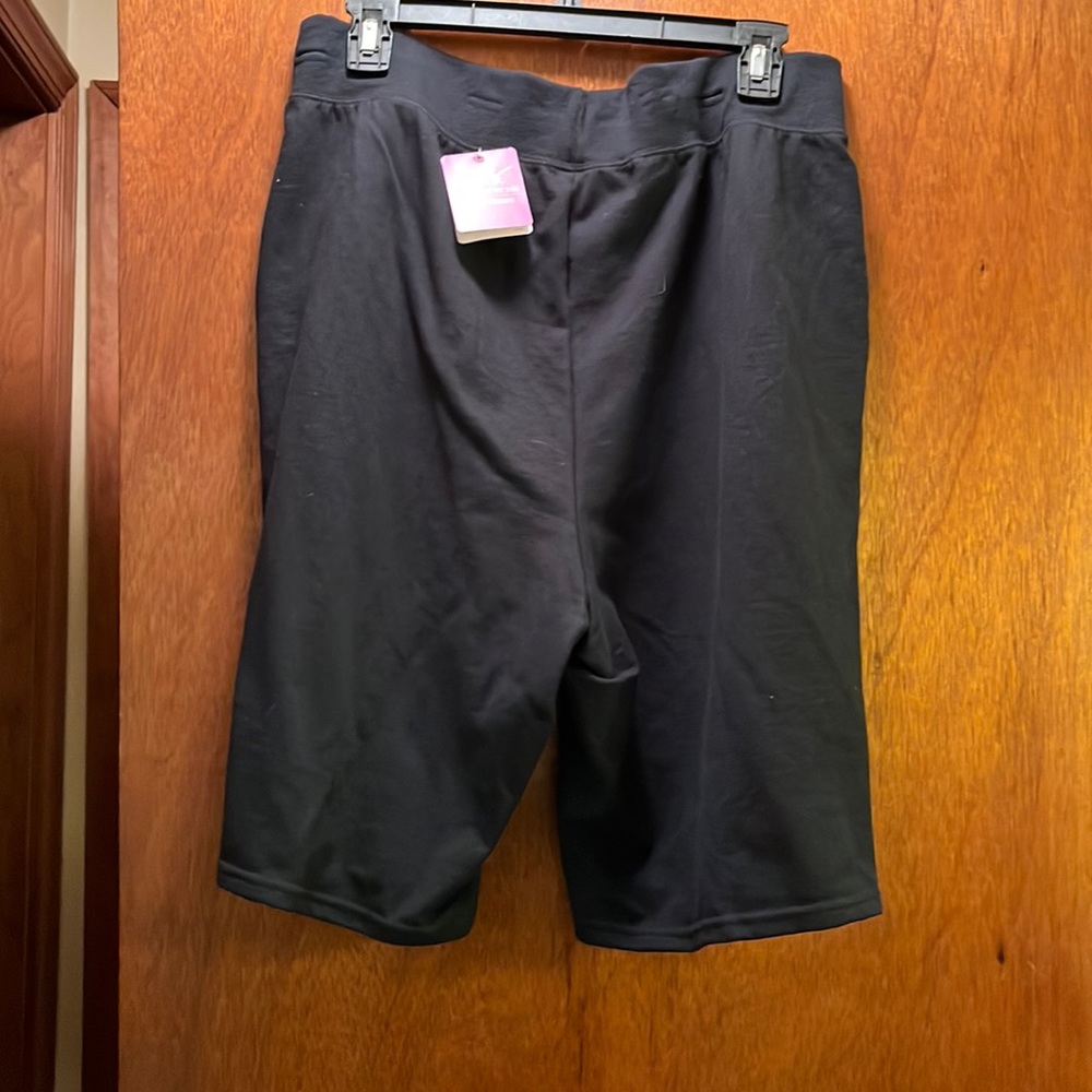 NWT Womens 1X black shorts with pockets in front. Excellent condition